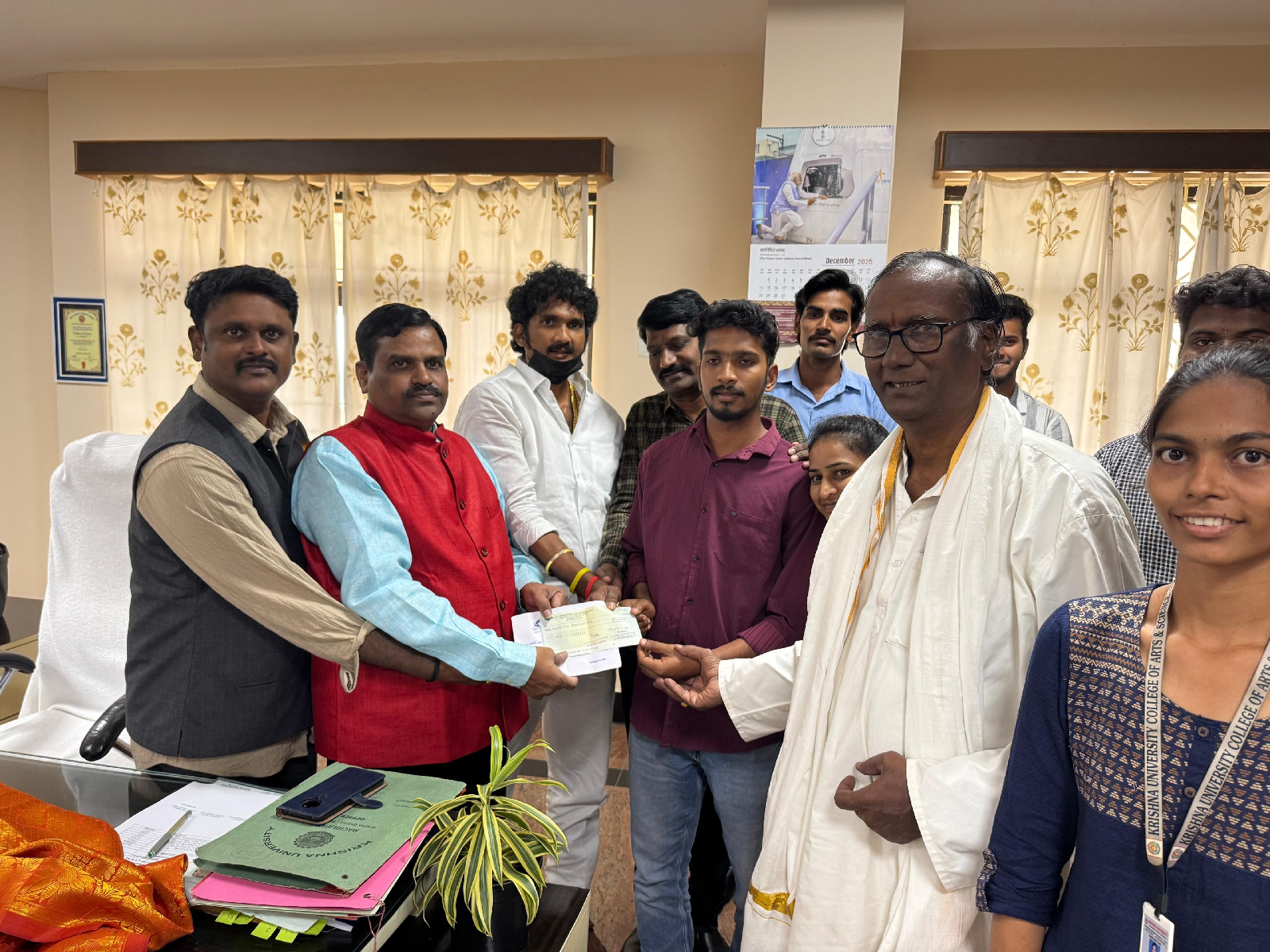 పేద విద్యార్థులను ఆదుకోవడంలో దాతలు ముందుకు రావాలి : కృష్ణా యూనివర్సిటీ వీసీ రాంజీ