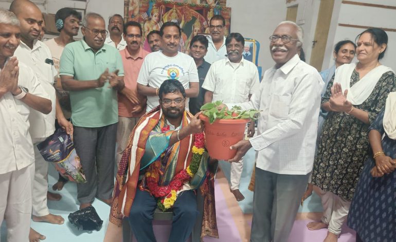 కృష్ణా జిల్లా కలెక్టర్ డికె బాలాజీకి సన్మానం