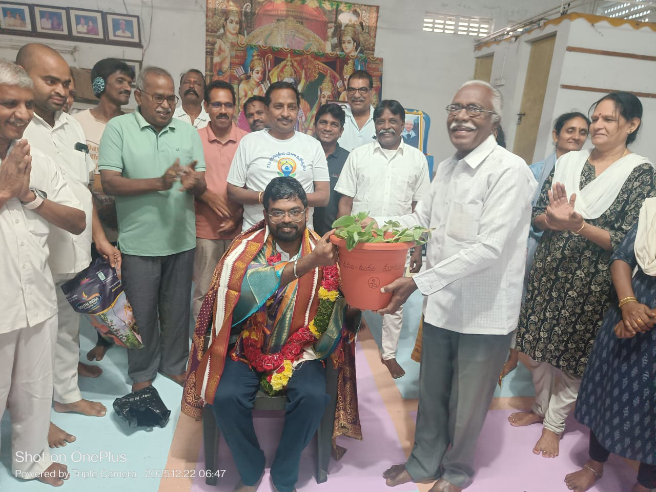 కృష్ణా జిల్లా కలెక్టర్ డికె బాలాజీకి సన్మానం