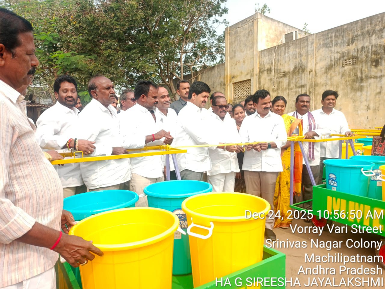 నూతన చెత్త సేకరణ బండ్లను ప్రారంభించిన మంత్రి కొల్లు రవీంద్ర.