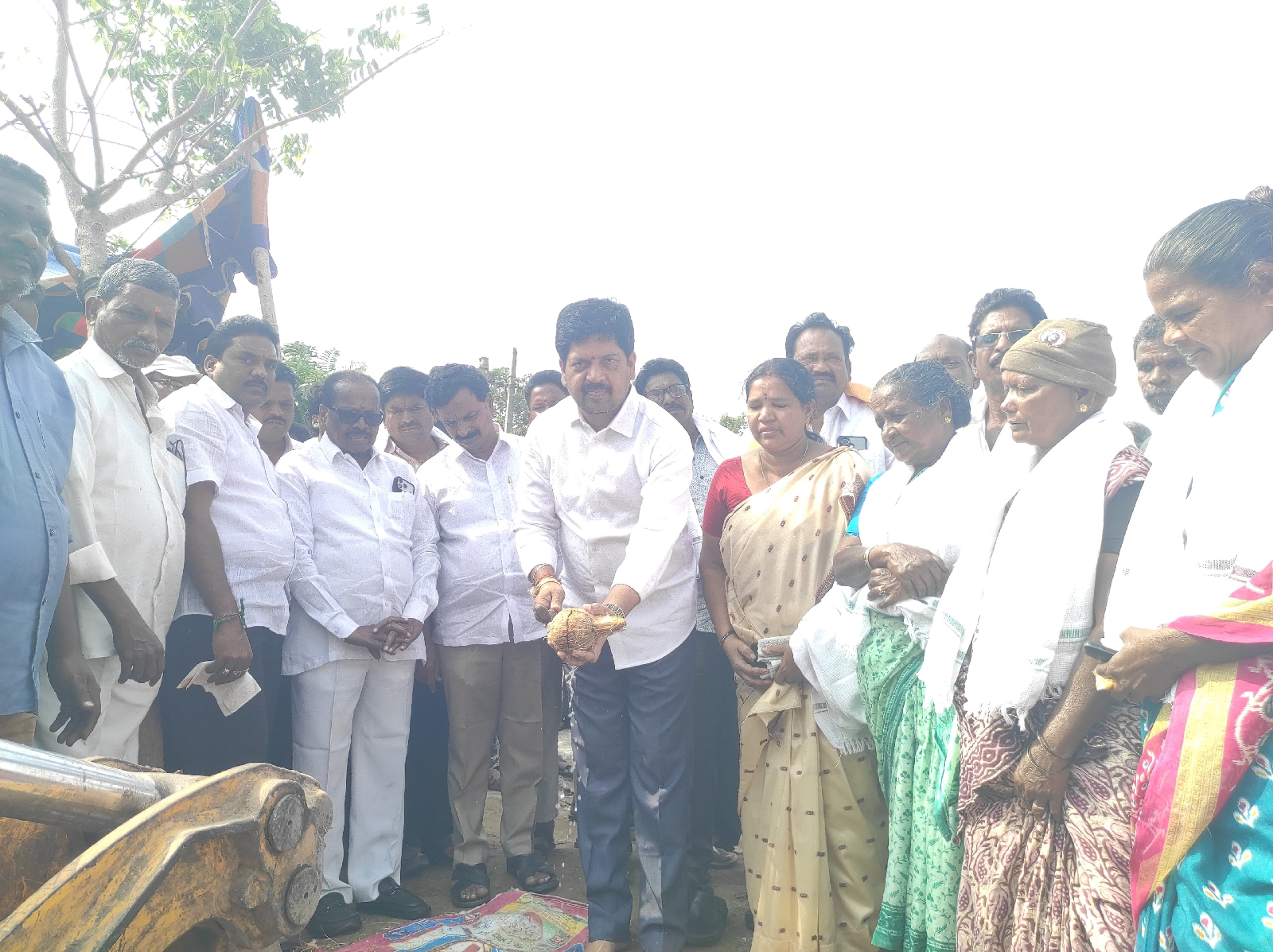 గిలకలదిండి 20వ డివిజన్లో అభివృద్ధి పనులకు శంకుస్థాపన చేసిన మంత్రి కొల్లు రవీంద్ర