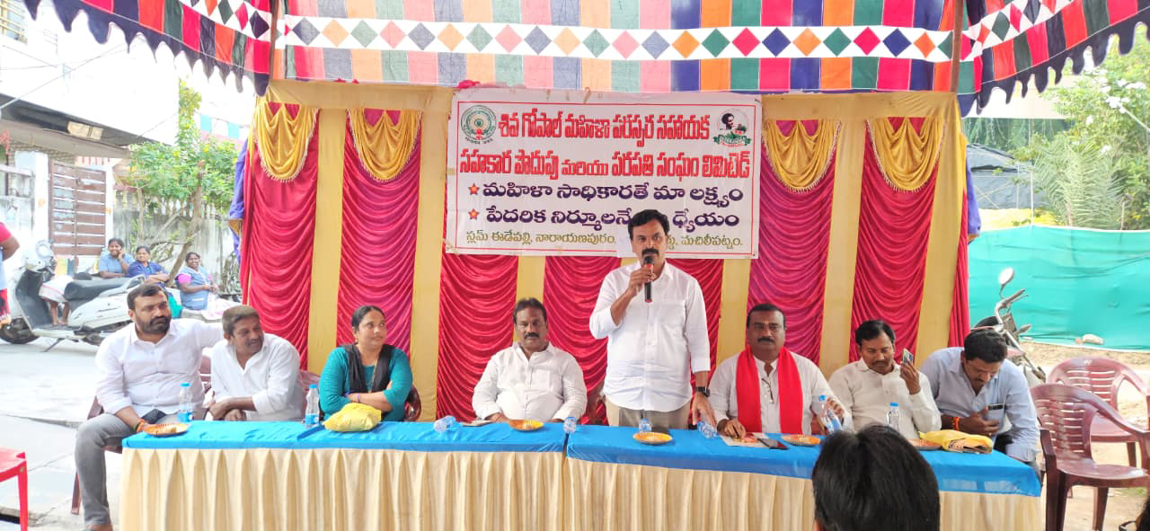 డ్వాక్రా మహిళలతో డిసిఎంఎస్ చైర్మన్ బండి రామకృష్ణ