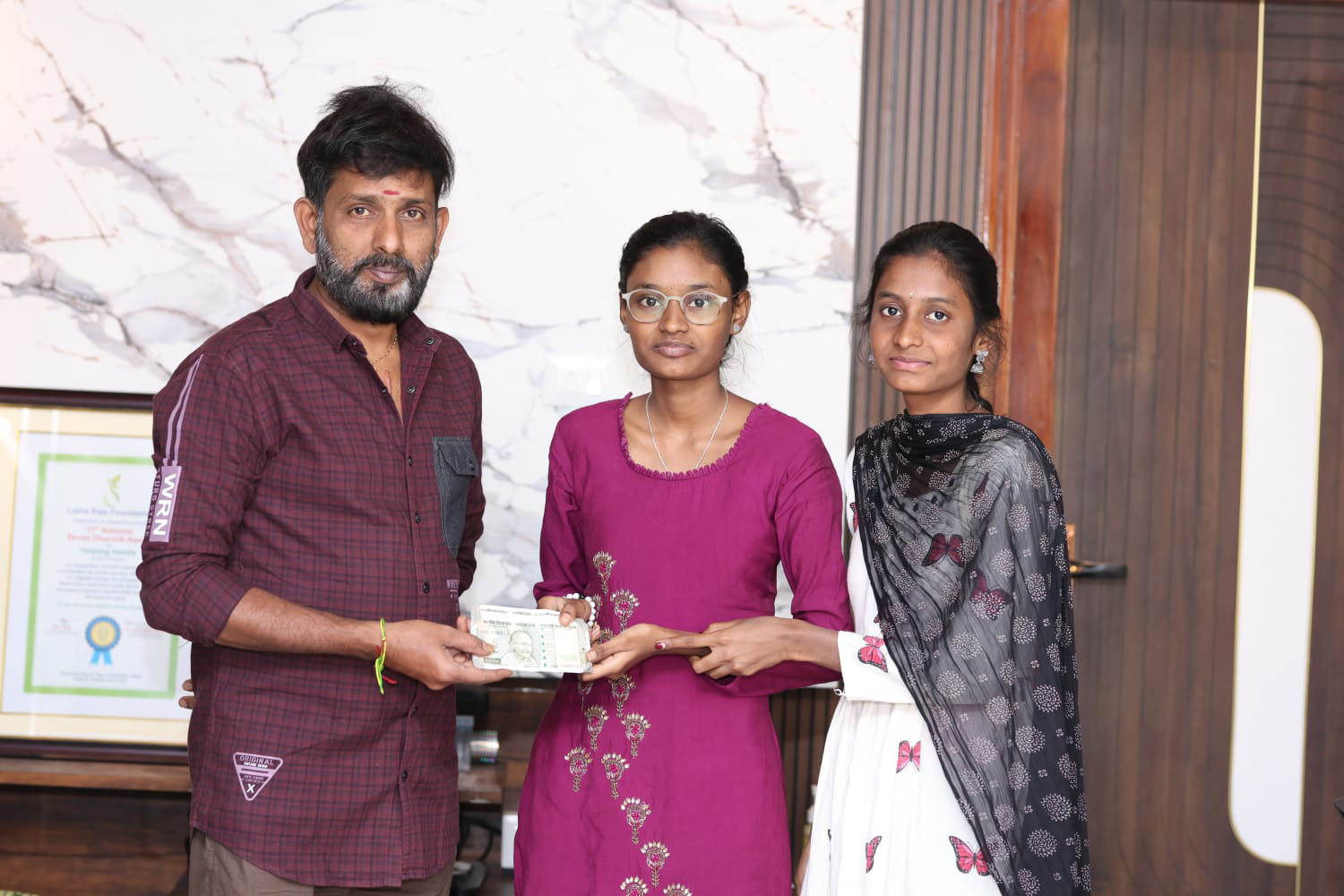 పేద విద్యార్థులకు హెల్పింగ్ హ్యాండ్స్ ఆర్థిక సహాయం