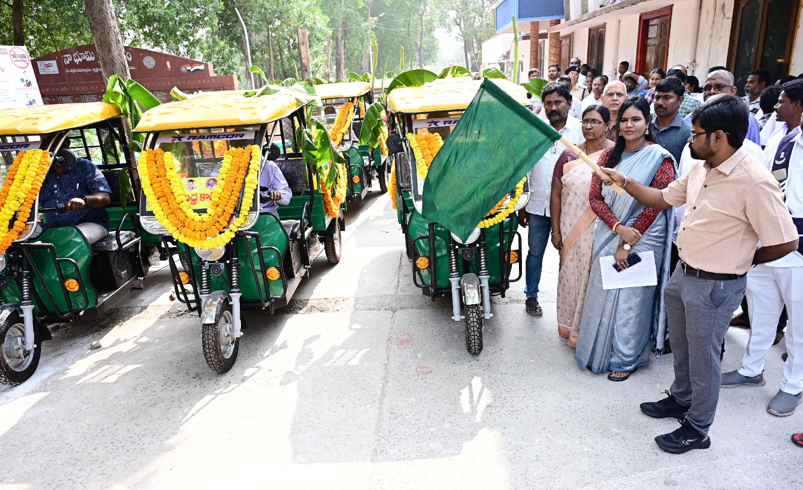 జిల్లాలో గ్రామాలకు చెత్త సేకరణ కోసం 8 ఈ-ఆటోలు, 171 తోపుడు బండ్లు పంపిణీ