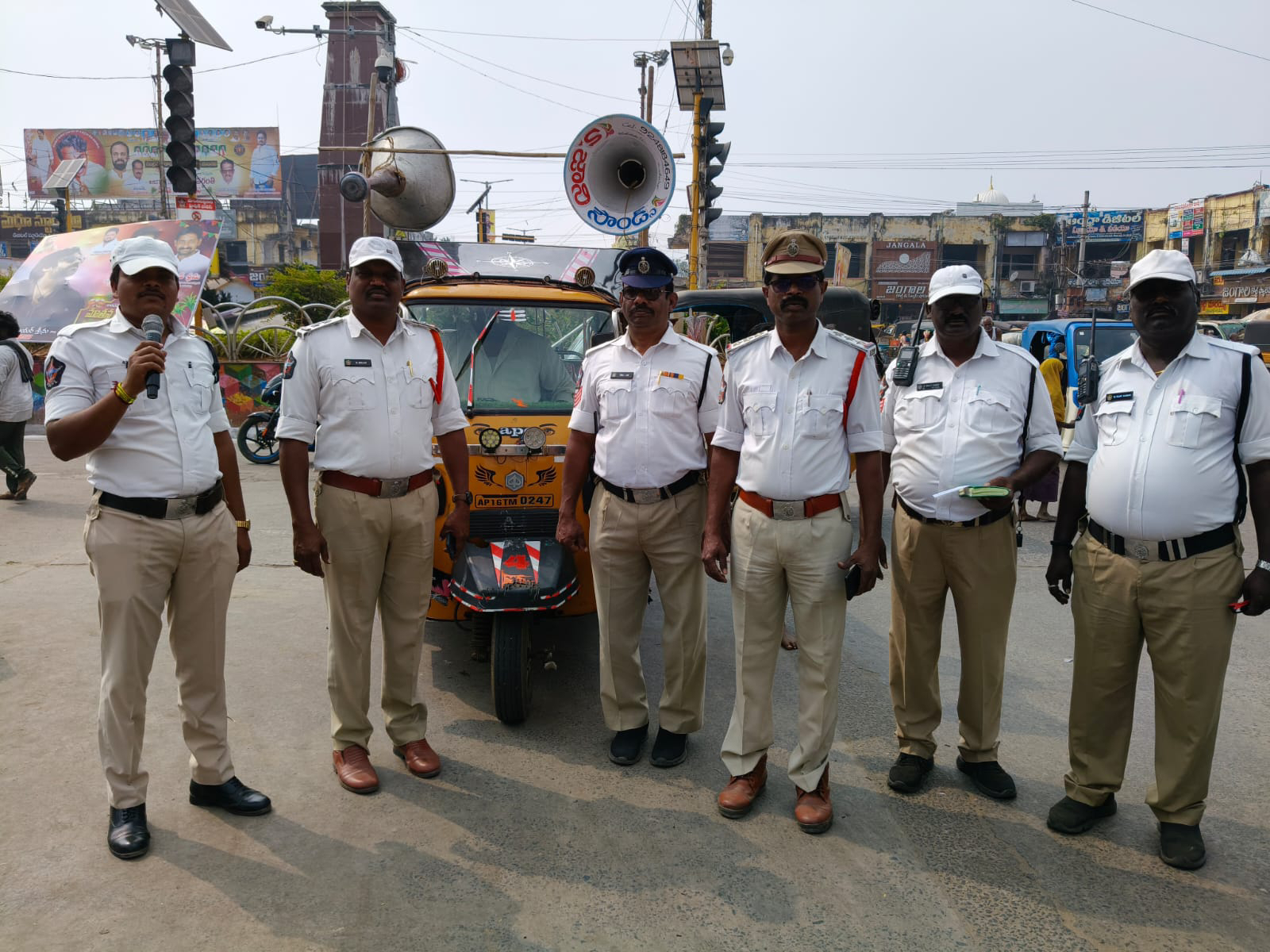 నూతన సంవత్సర వేడుకలు సందర్భంగా ట్రాఫిక్ పోలీసులు అవగాహన