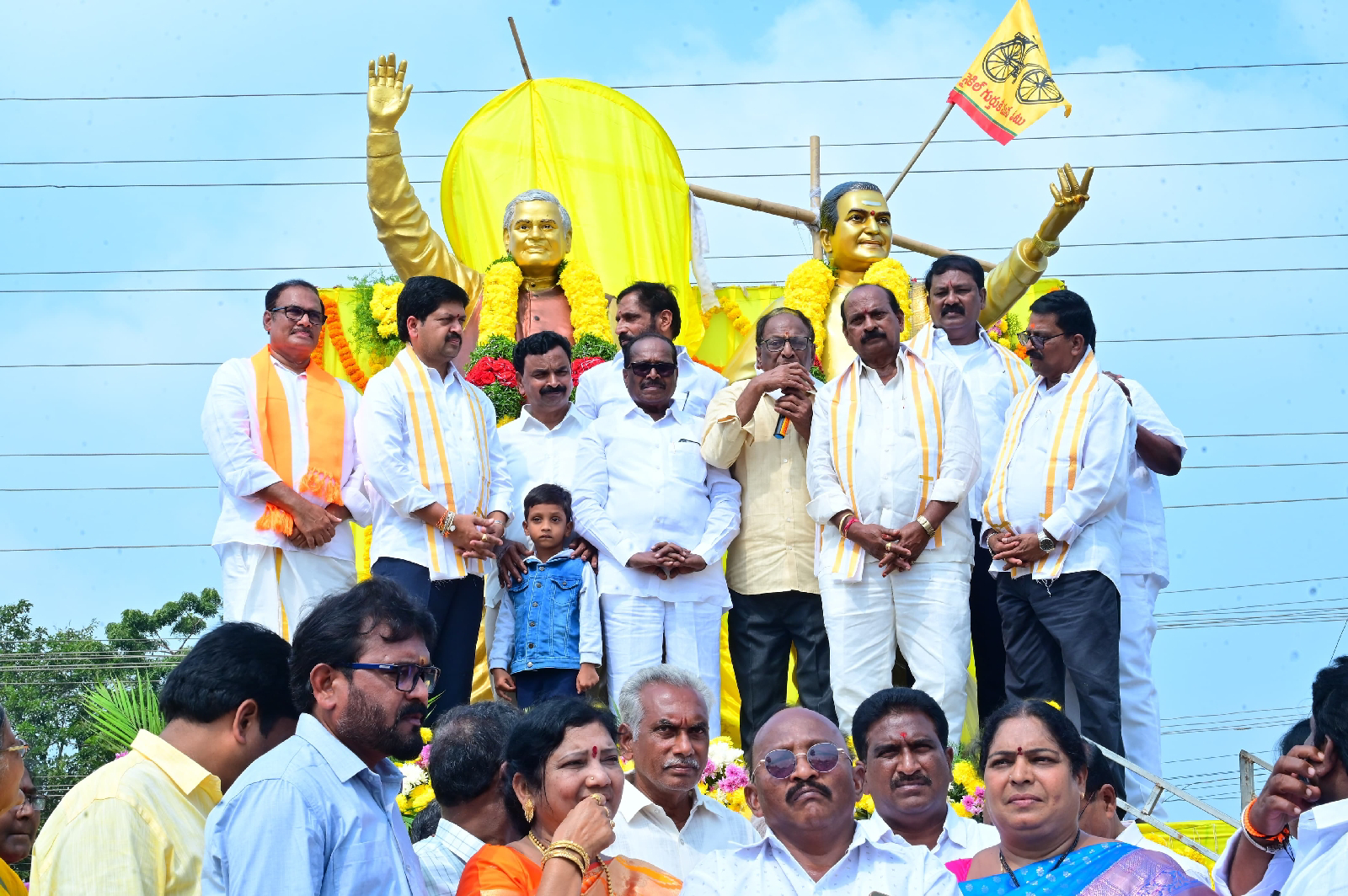 నందమూరి తారక రామారావు విగ్రహాన్ని ఆవిష్కరించిన కొల్లు రవీంద్ర