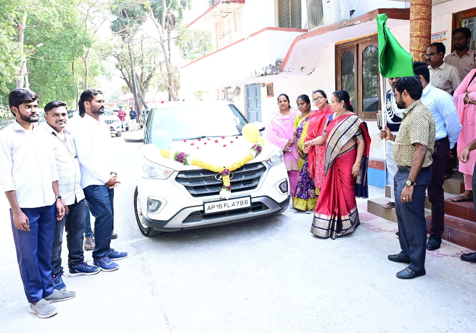 సఖి వన్ స్టాప్ సెంటర్ వాహనాన్ని ప్రారంభించిన జిల్లా కలెక్టర్