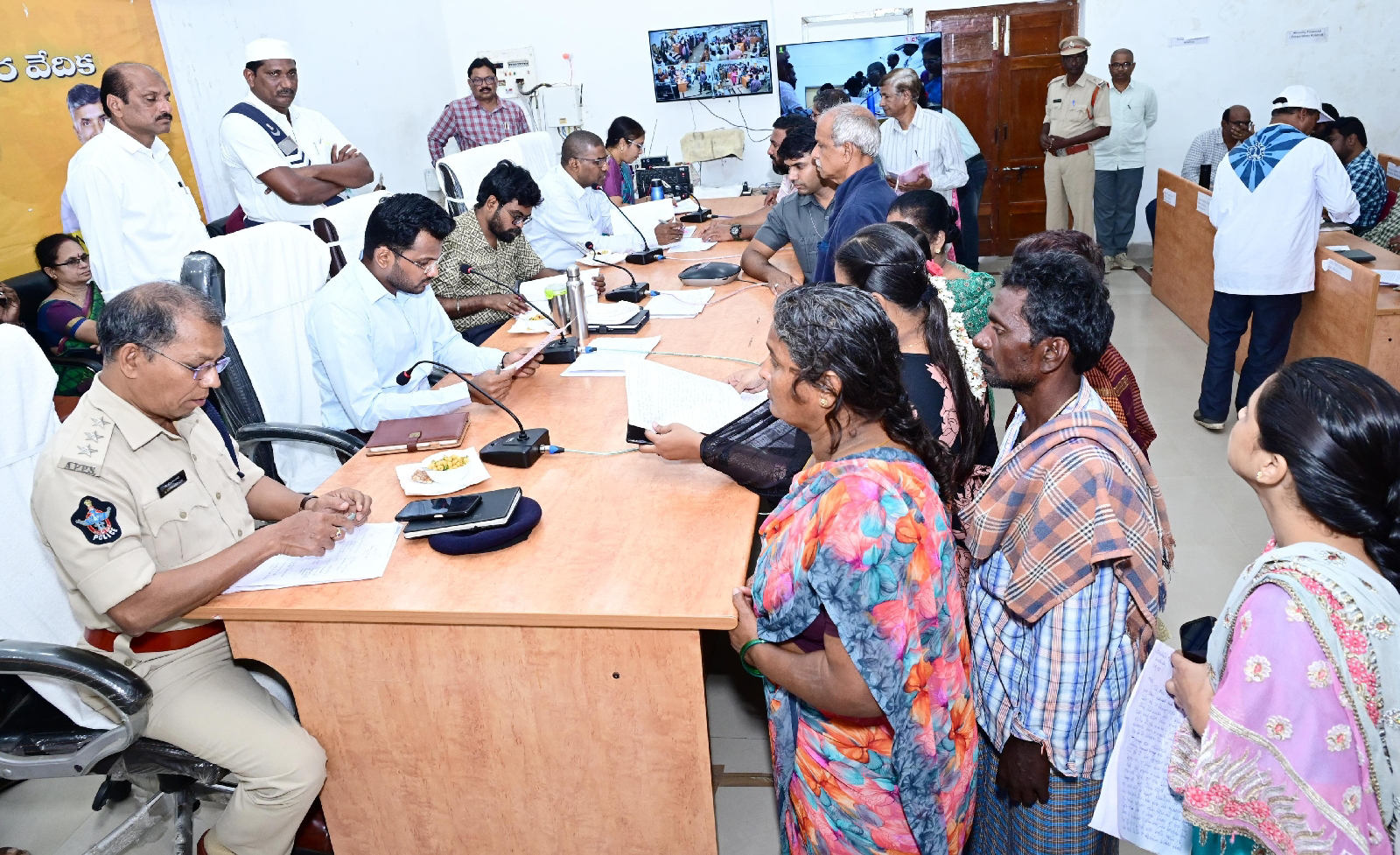 ప్రజా సమస్యల పరిష్కార వేదిక—మీకోసం అర్జీలు 75