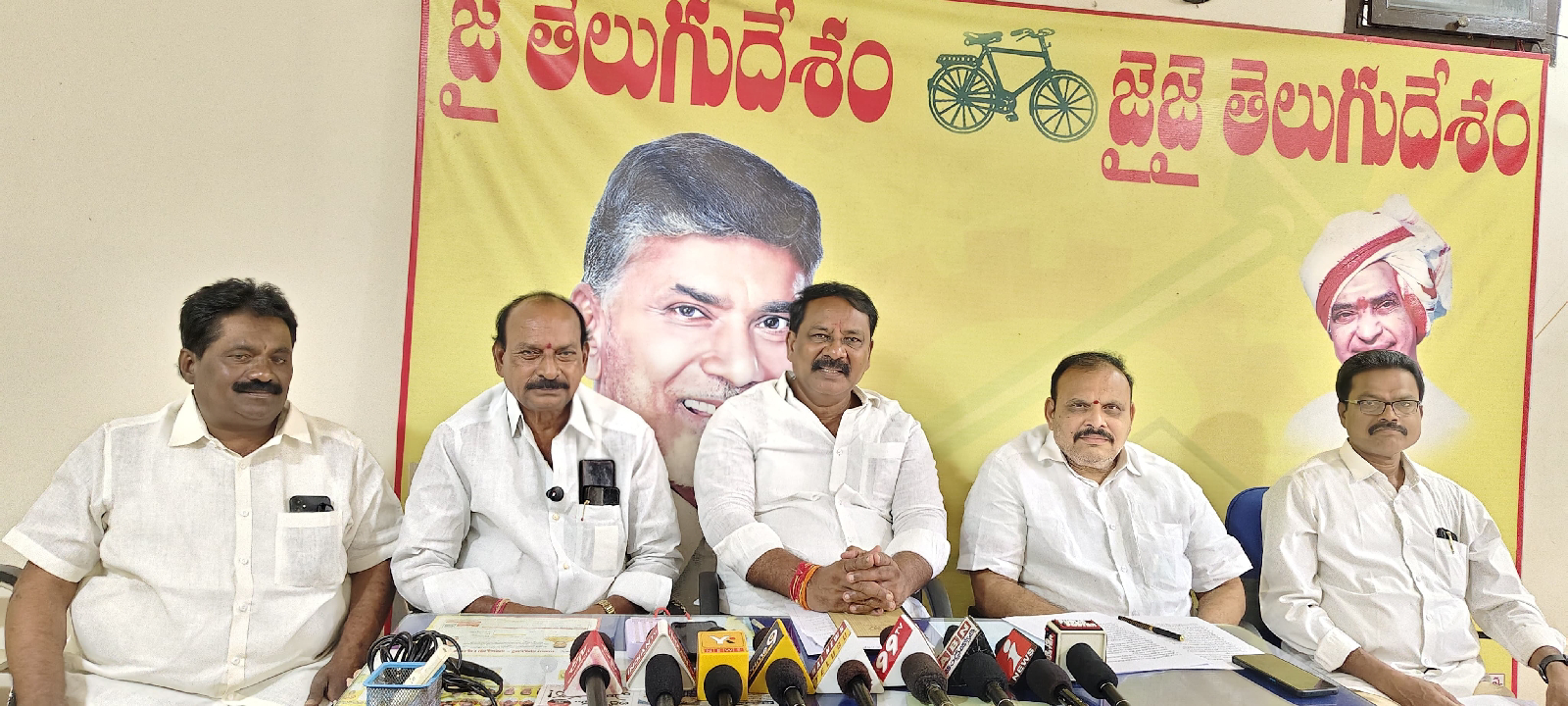 బడుగు బలహీన వర్గాల పై వైసీపీ దాడులకు పాల్పడుతోంది…… తెలుగుదేశం పార్టీ కృష్ణాజిల్లా అధ్యక్షులు గురుమూర్తి