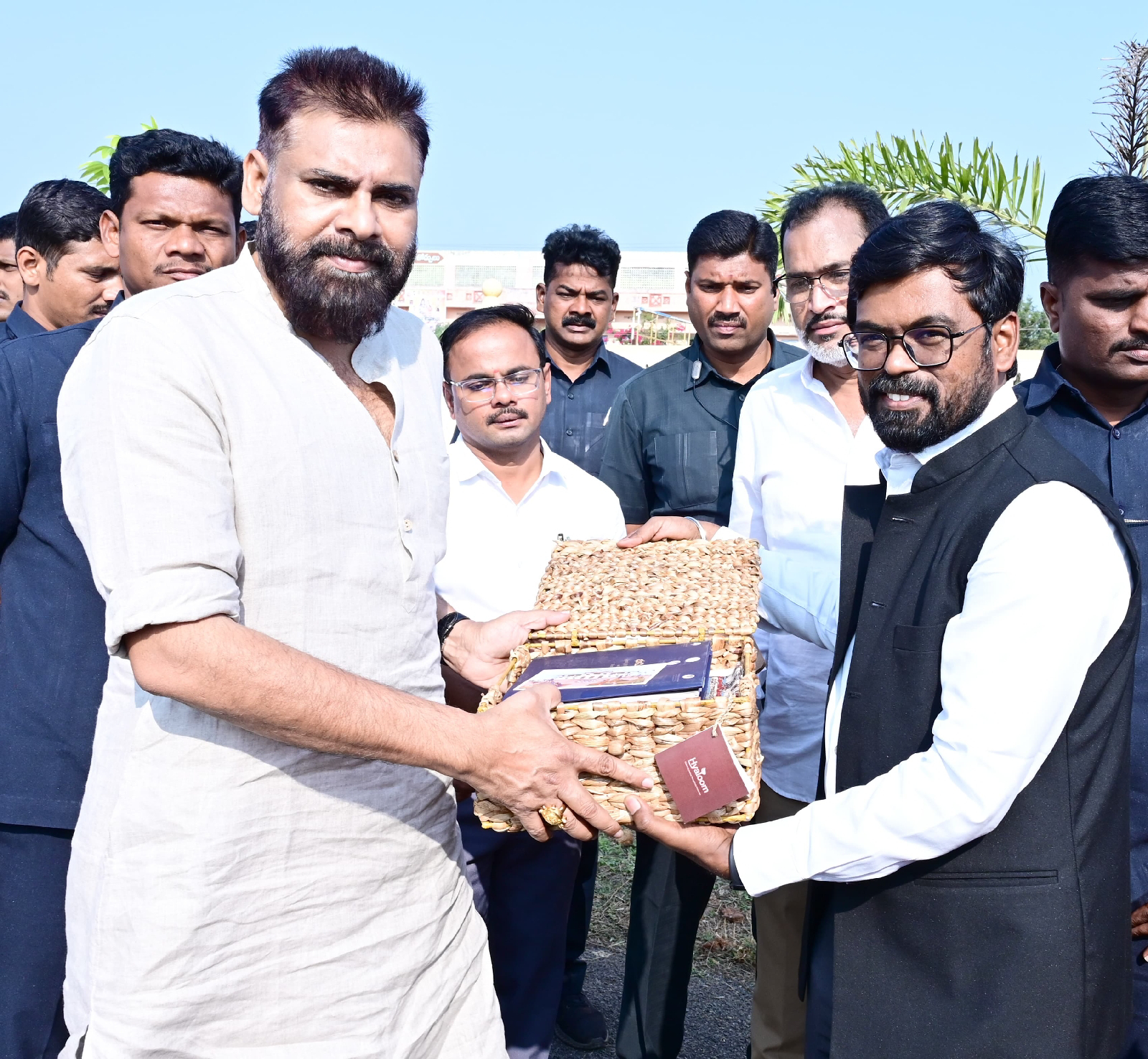 డిప్యూటీ సీఎం ను మర్యాదపూర్వకంగా కలిసిన జిల్లా అధికారులు