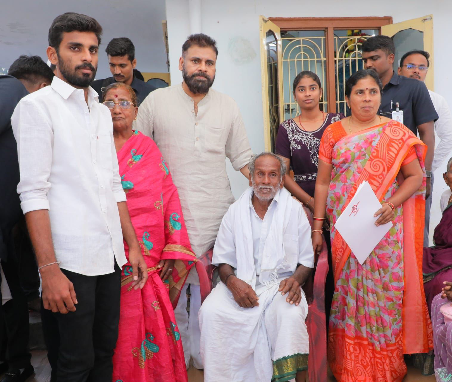 కార్యకర్త కుటుంబానికి ఉప ముఖ్యమంత్రి పవన్ కళ్యాణ్ పరామర్శ