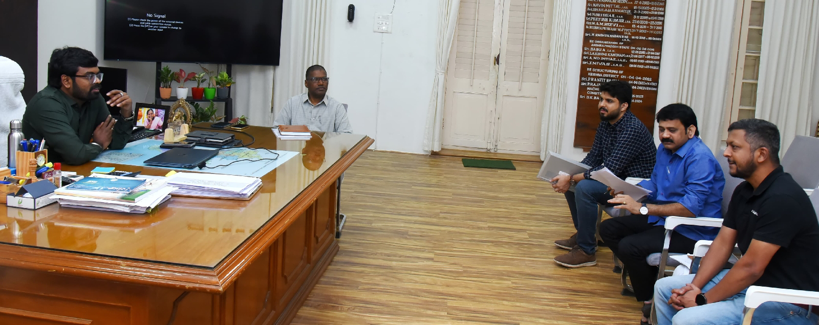 కాలుష్య నివారణకు ఎలక్ట్రికల్ సైకిళ్ళు….. జిల్లా కలెక్టర్