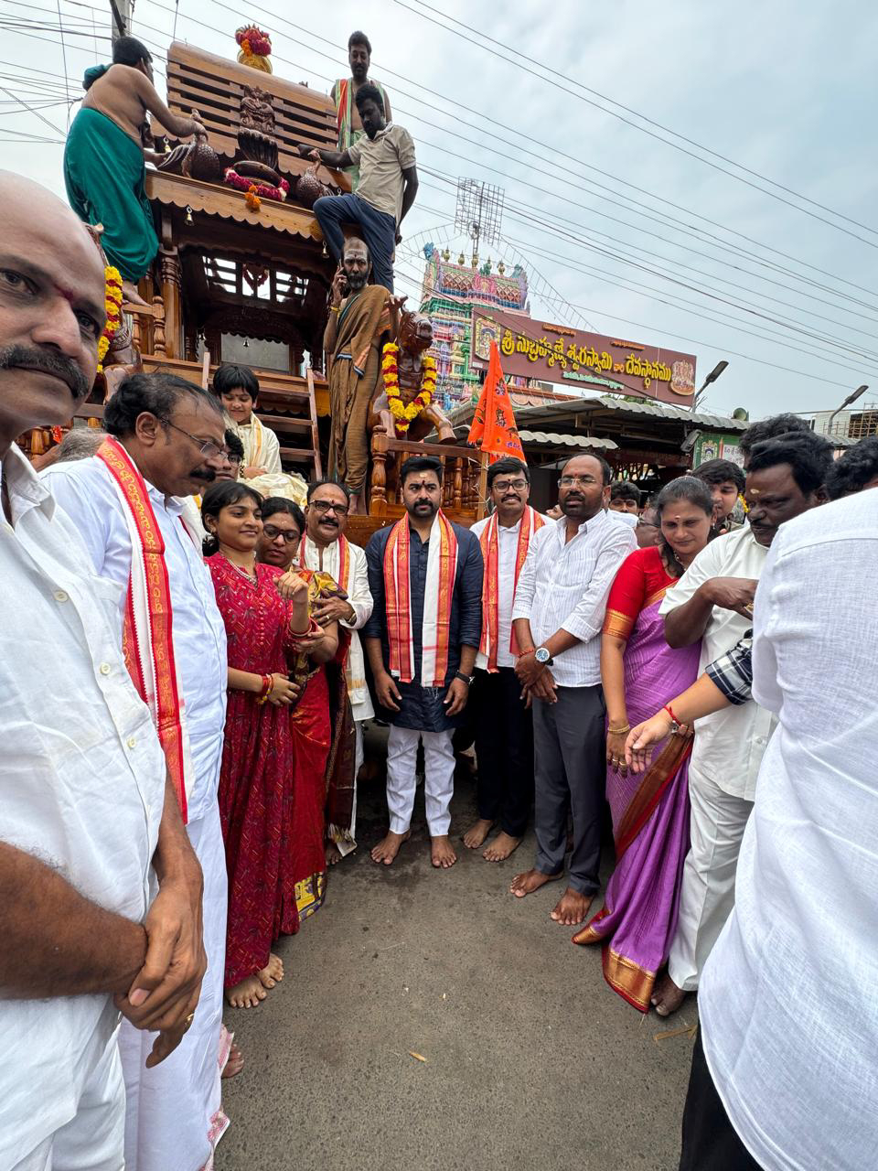 మోపిదేవి సుబ్రహ్మణ్యేశ్వర స్వామికి టేకు రథం బహూకరణ