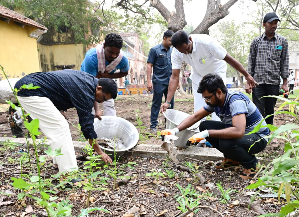 స్వర్ణాంధ్ర స్వచ్ఛ ఆంధ్ర కార్యక్రమములో పాల్గొన్న జిల్లా కలెక్టర్ డీకే బాలాజీ