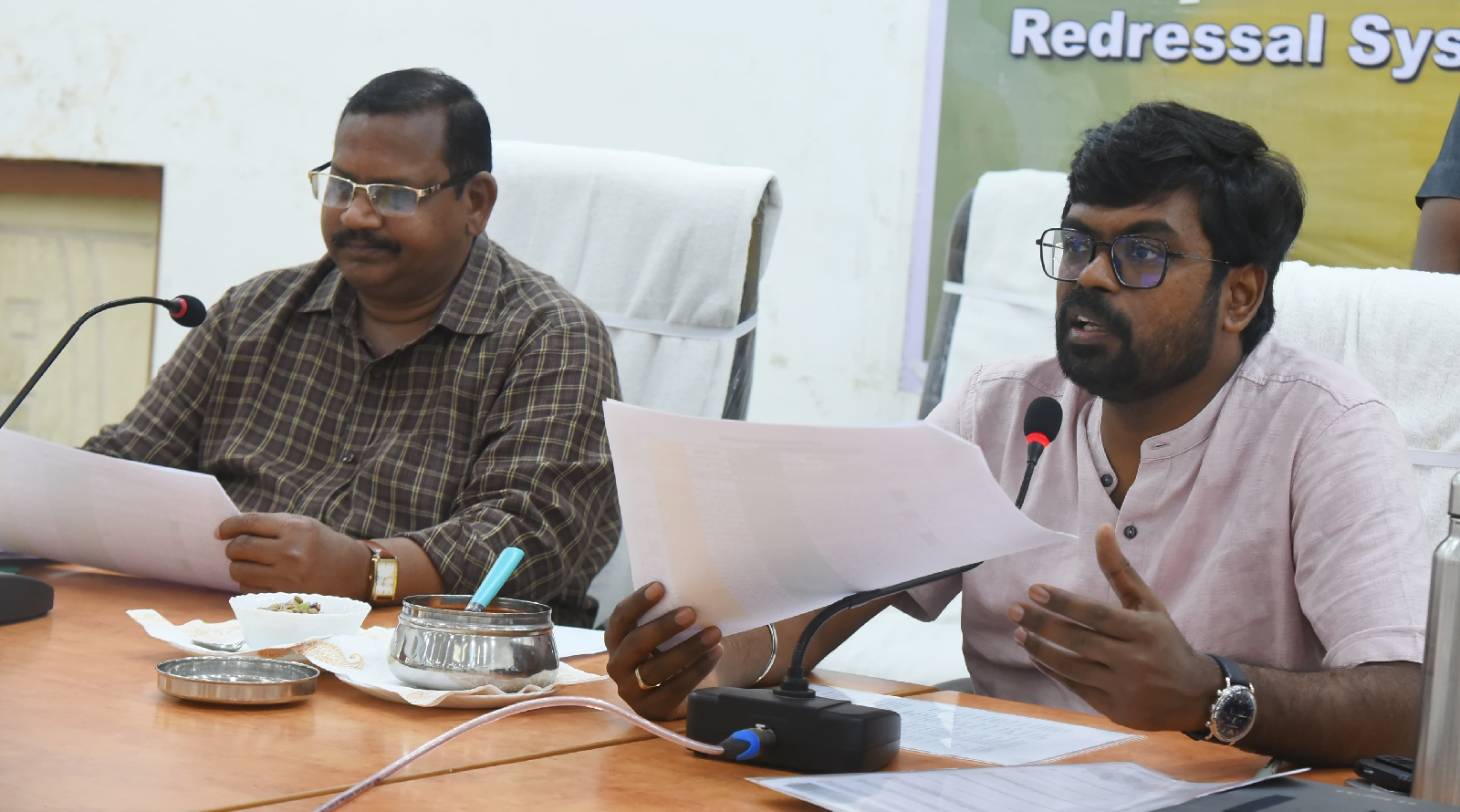 గృహ నిర్మాణం పనులు వేగవంతం చేయాలి: అధికారులతో జిల్లా కలెక్టర్ డీకే బాలాజీ