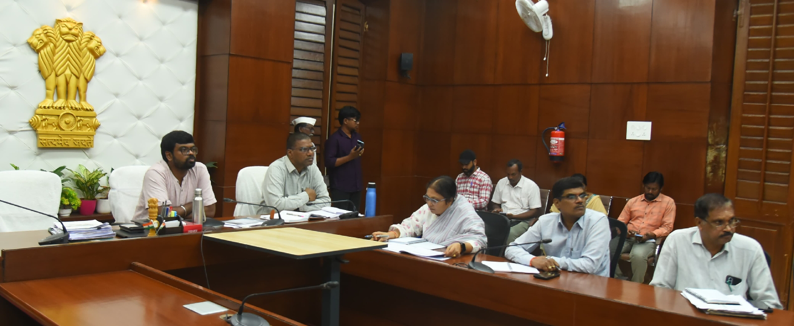 రెవెన్యూ సమస్యలపై ప్రత్యేక దృష్టి సారించాలి –– జిల్లా కలెక్టర్