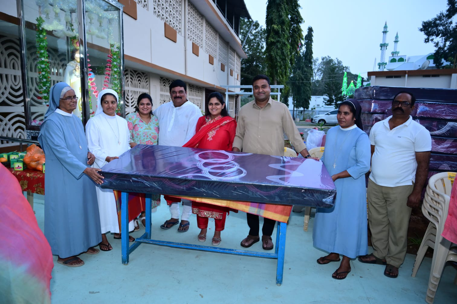 వృద్ధాశ్రమంలో పెళ్లి రోజు వేడుకలు – మానవత్వానికి నిలువెత్తు నిదర్శనంగా నిలిచిన జిల్లా ఎస్పీ దంపతులు