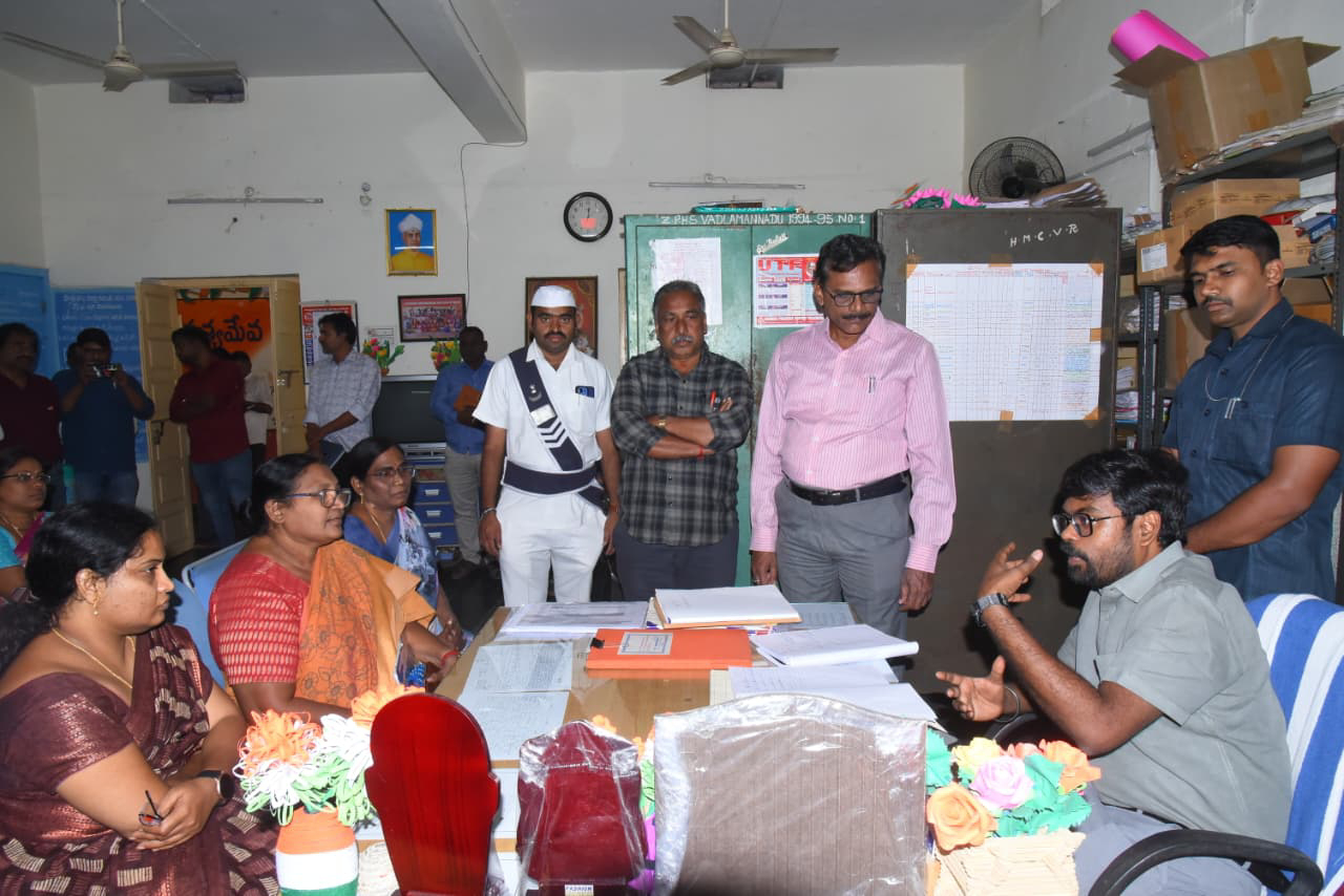 జిల్లా కలెక్టర్ గుడ్లవల్లేరు మండలం, పెడన నియోజకవర్గ కేంద్రంలోని ప్రభుత్వ పాఠశాలల సందర్శన