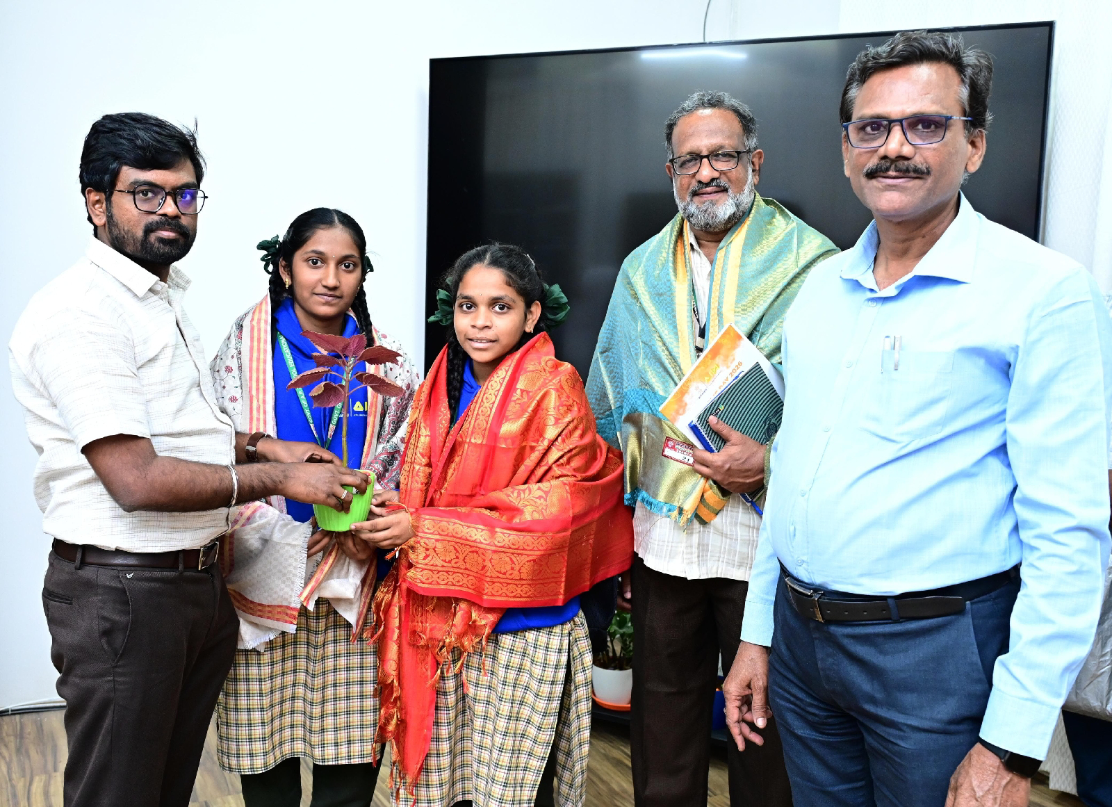 విద్యార్థినులకు జాతీయ స్థాయి గుర్తింపు లభించడం జిల్లాకే గర్వకారణం: జిల్లా కలెక్టర్ డీకే బాలాజీ