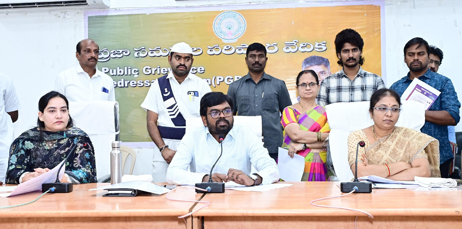 ఉద్యోగ సమస్యలపై దృష్టి పెట్టాలి…. జిల్లా కలెక్టర్