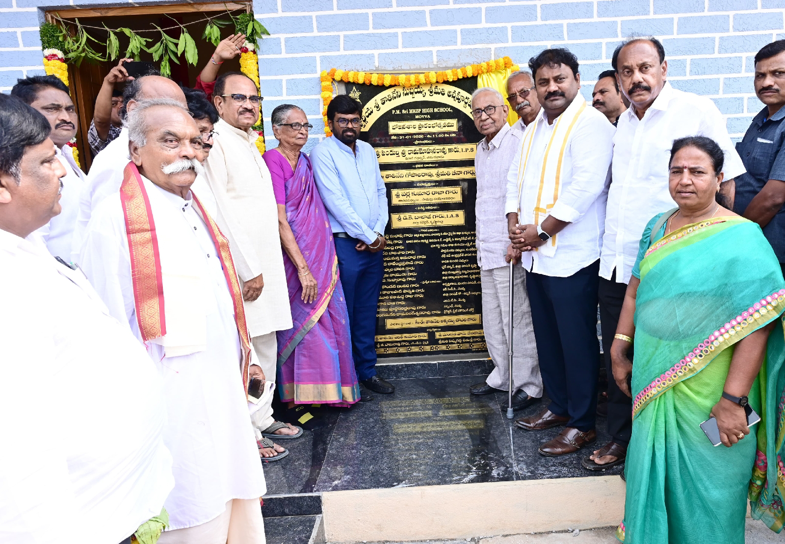 పాఠశాలల అభివృద్ధికి దాతల సహకారం అభినందనీయం –– జిల్లా కలెక్టర్