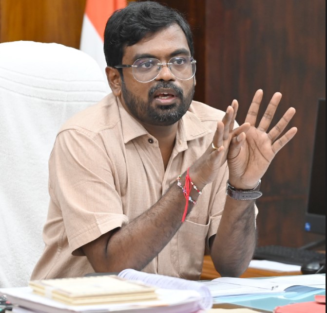 సోమవారం ప్రజా సమస్యల పరిష్కార వేదిక – మీకోసం నిర్వహిస్తాం: జిల్లా కలెక్టర్ డీకే బాలాజీ