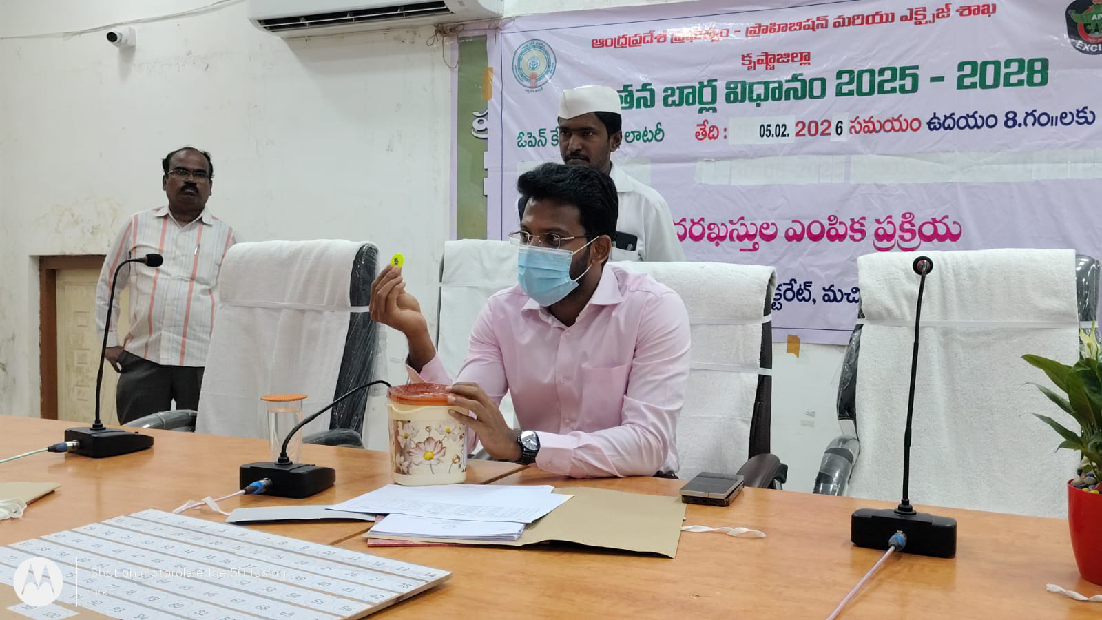 బార్లను లాటరీ ద్వారా ఎంపిక చేసిన జాయింట్ కలెక్టర్ నవీన్