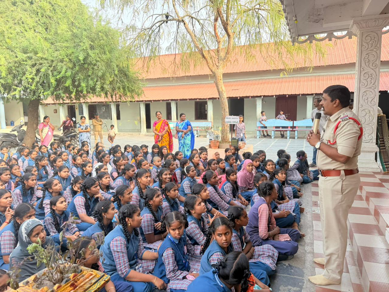 ప్రతి విద్యార్థిని తనకు గల రక్షణ చట్టాలపై అవగాహన కలిగి ఉండాలి