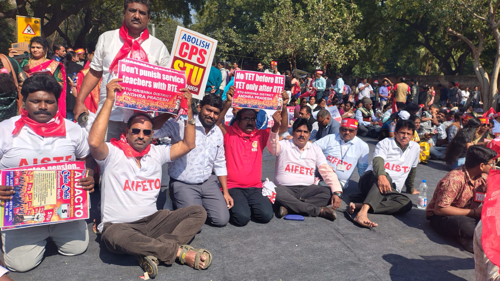 టెట్ రద్దు చెయ్యాలని ఢిల్లీ లో ధర్నా