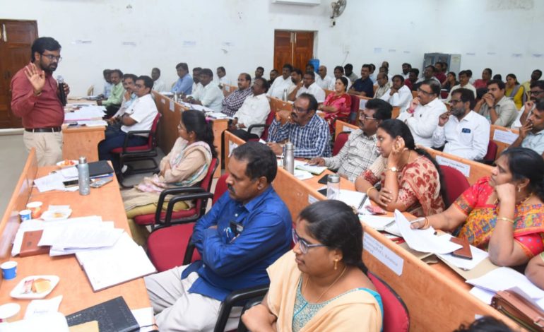 రెవిన్యూ అధికారుల సమీక్ష సమావేశం నిర్వహించిన జిల్లా కలెక్టరు