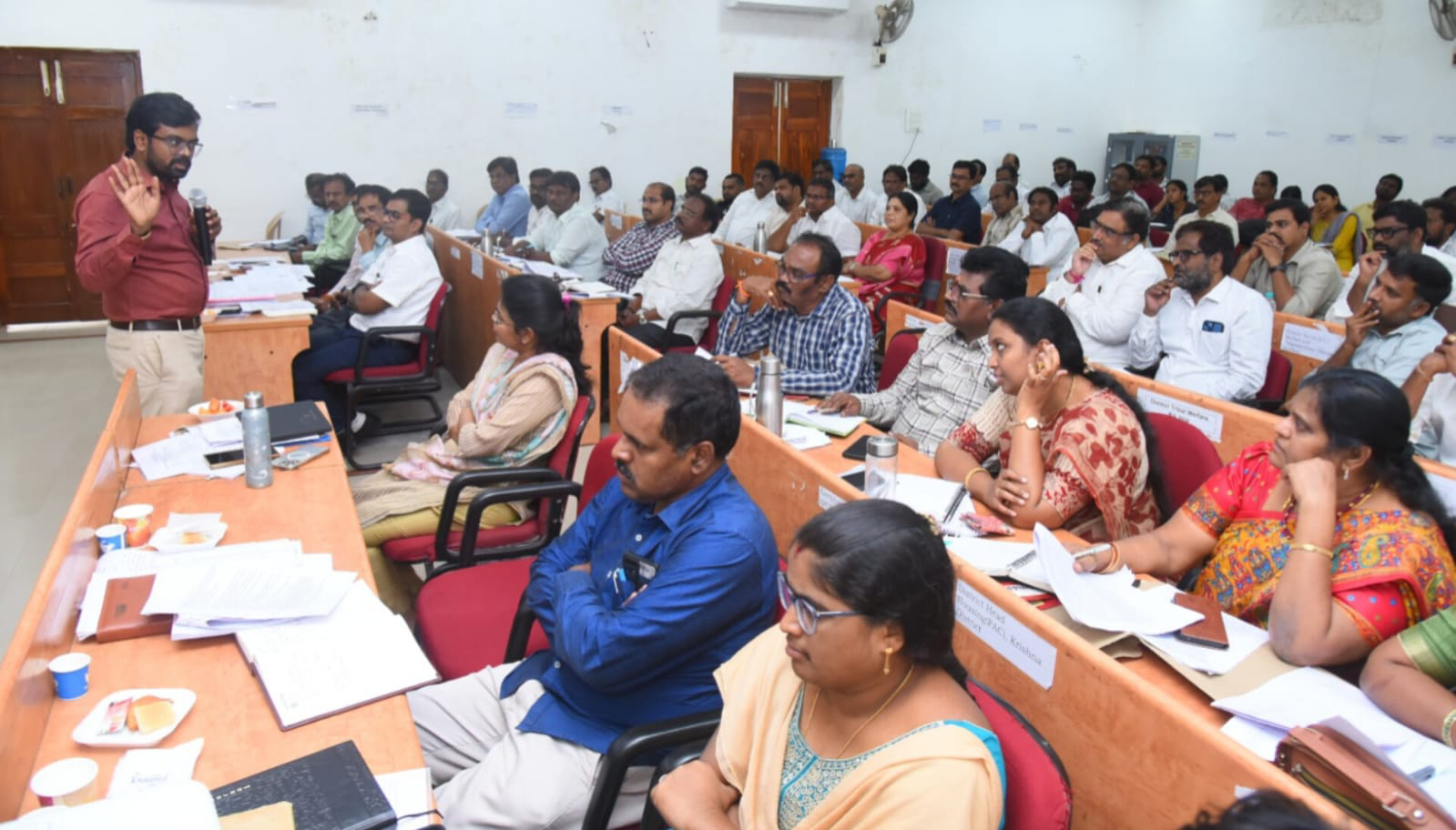 రెవిన్యూ అధికారుల సమీక్ష సమావేశం నిర్వహించిన జిల్లా కలెక్టరు