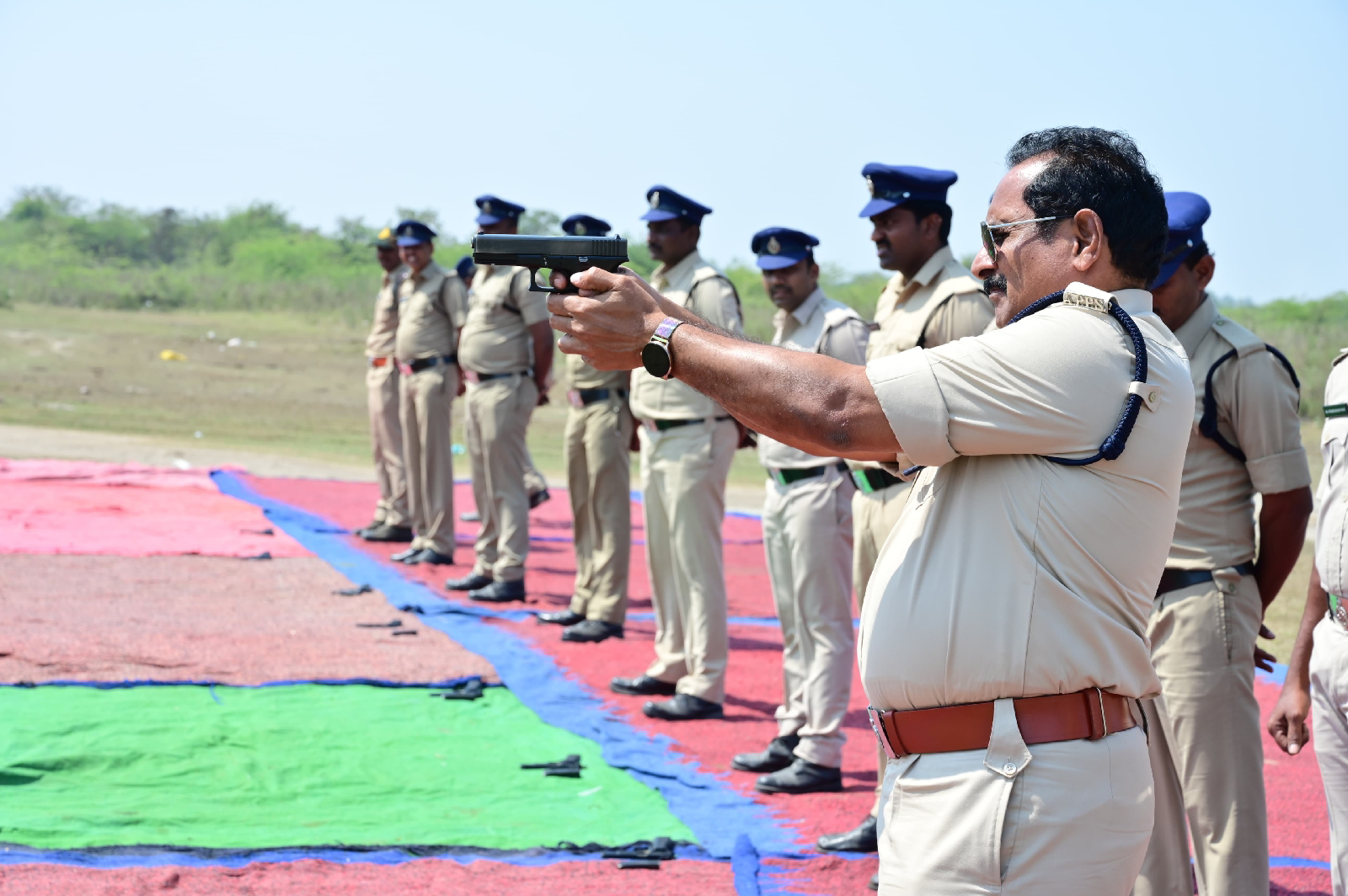 పోలీసు అధికారులు వార్షిక మొబిలైజేషన్ ఫైరింగ్ ప్రాక్టీస్