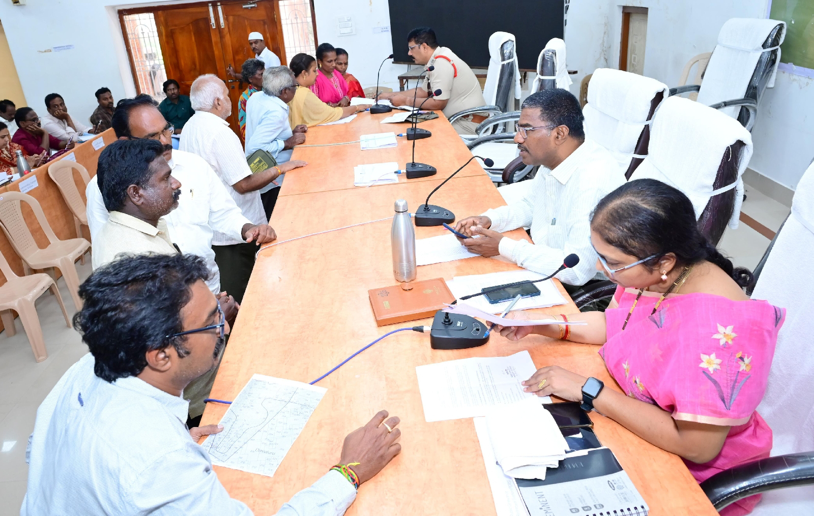 మీకోసం అర్జీల పై ప్రత్యేక శ్రద్ధ పెట్టాలి –– జిల్లా రెవెన్యూ అధికారి