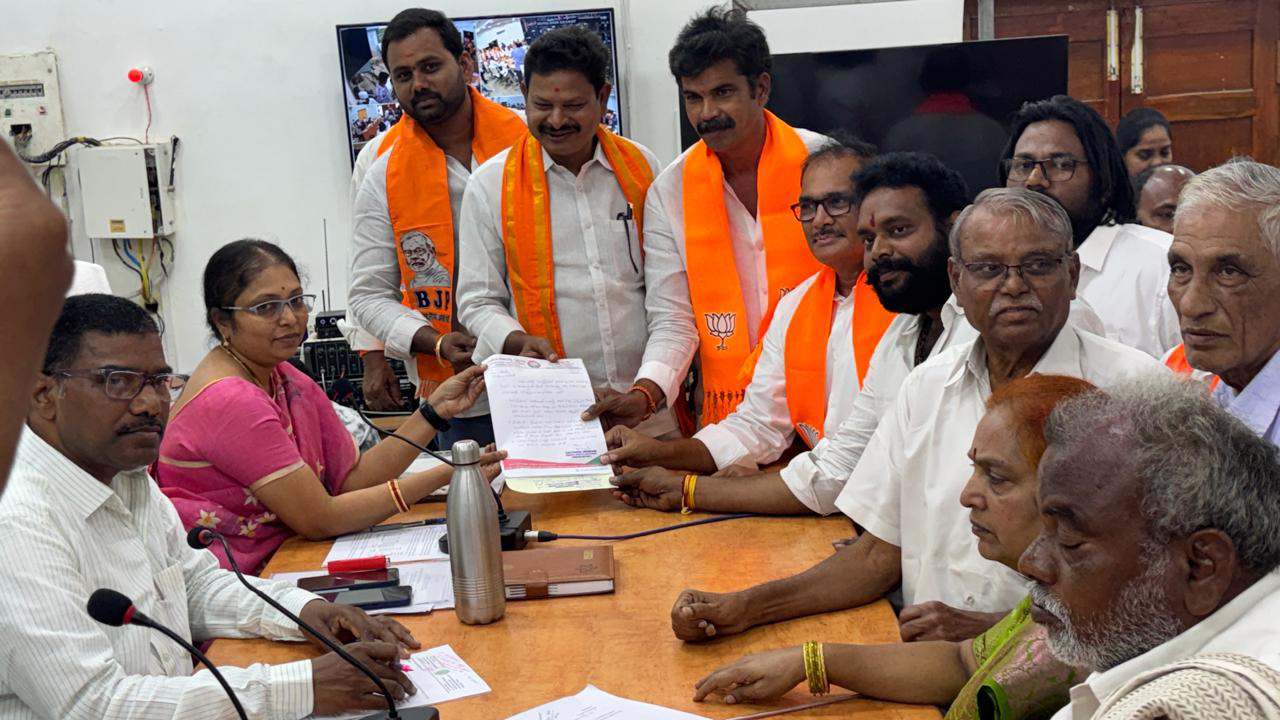 అధికారులకు వినతి పత్రం అందించిన భారతీయ జనతా పార్టీ కృష్ణాజిల్లా అధ్యక్షులు శ్రీరామ్