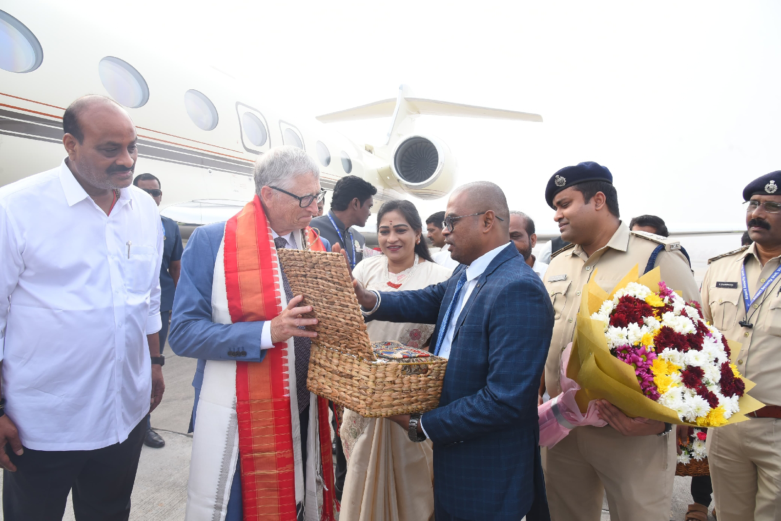 బిల్ గేట్స్ కు గుర్రపు డెక్క తో వస్తువుల తయారీ వివరించిన జిల్లా కలెక్టర్