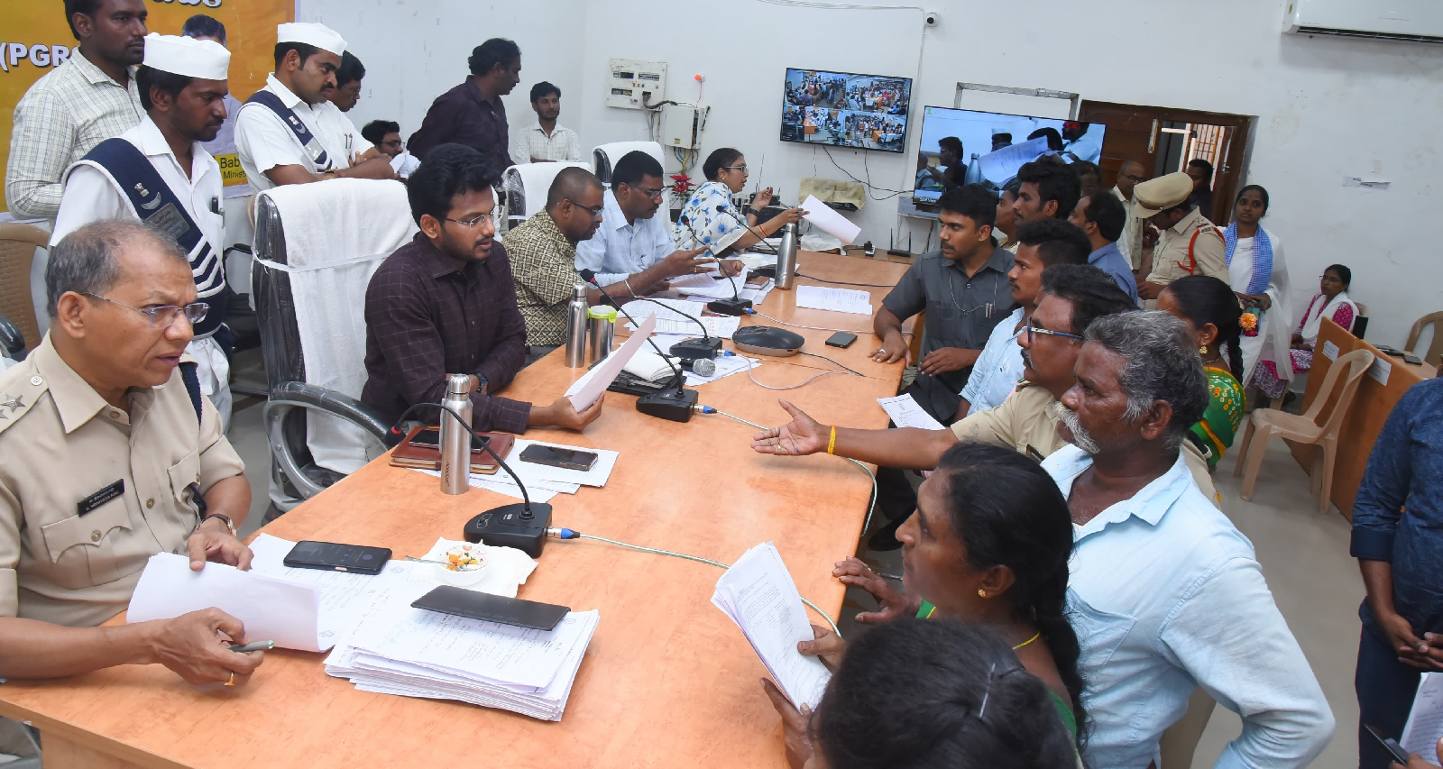 కలెక్టరేట్లో ఉద్యోగులకు సంబంధించి 25 అర్జీలు, ప్రజల నుండి 112 అర్జీలు