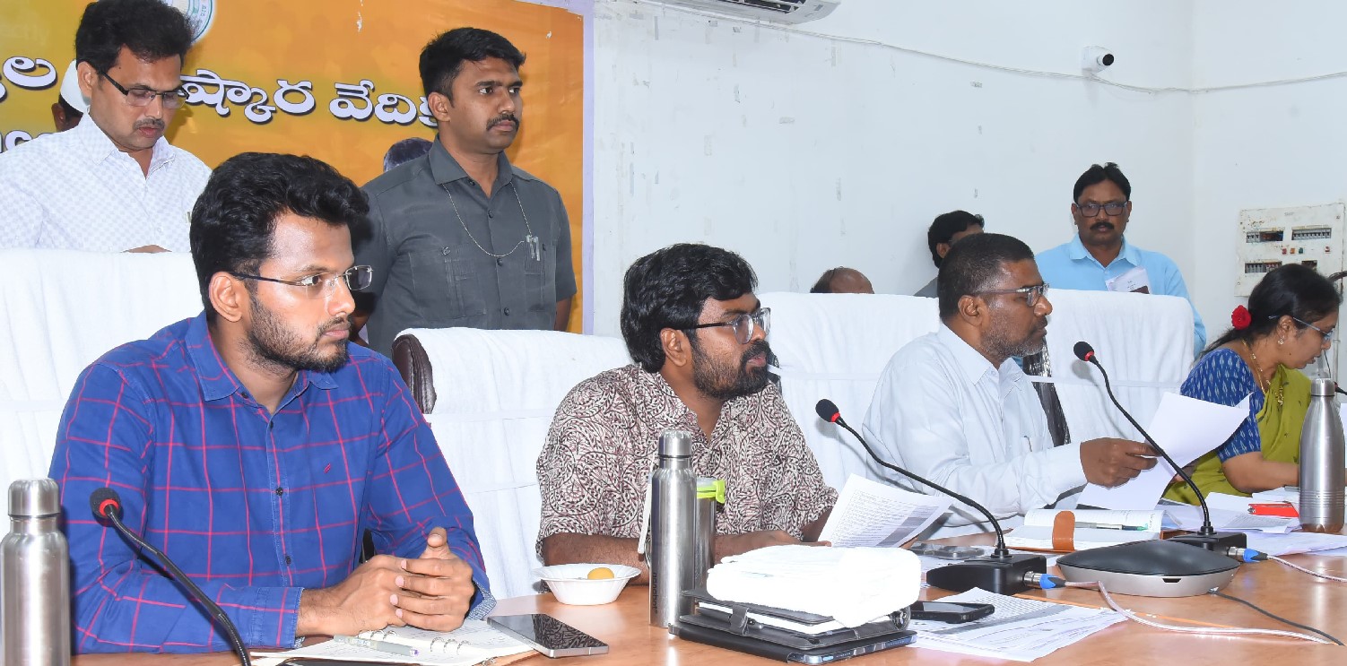 ప్రభుత్వ శాఖల పనితీరు సరిచేసుకోవాలి: జిల్లా కలెక్టర్ డీకే బాలాజీ