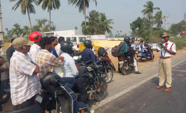 హెల్మెట్ వాడకంపై అవగాహన కల్పించిన బందరు ట్రాఫిక్ పోలీసులు