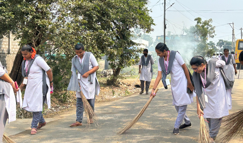 గ్రామ అభివృద్ధి కార్యక్రమాల్లో పాల్గొన్న ఇంజనీరింగ్ విద్యార్థులు