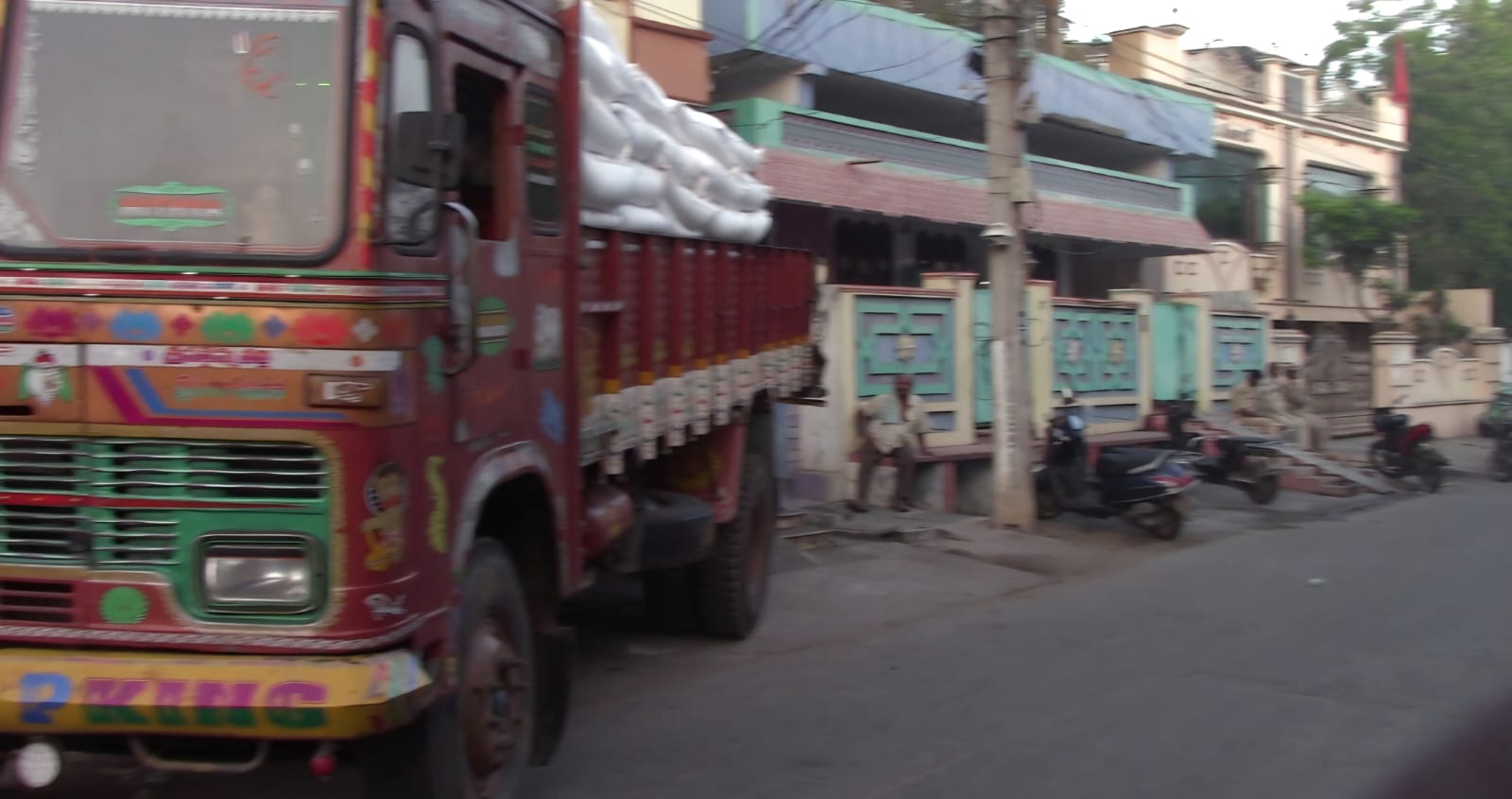 అక్రమంగా తరలిస్తున్న బియ్యాన్ని స్వాధీనం చేసుకున్న సివిల్ సప్లై అధికారులు.