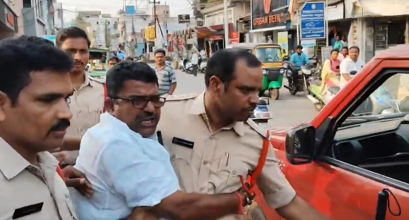 వైసీపీ నేత బొర్రా విఠల్ ను అదుపులోకి తీసుకున్న పోలీసులు