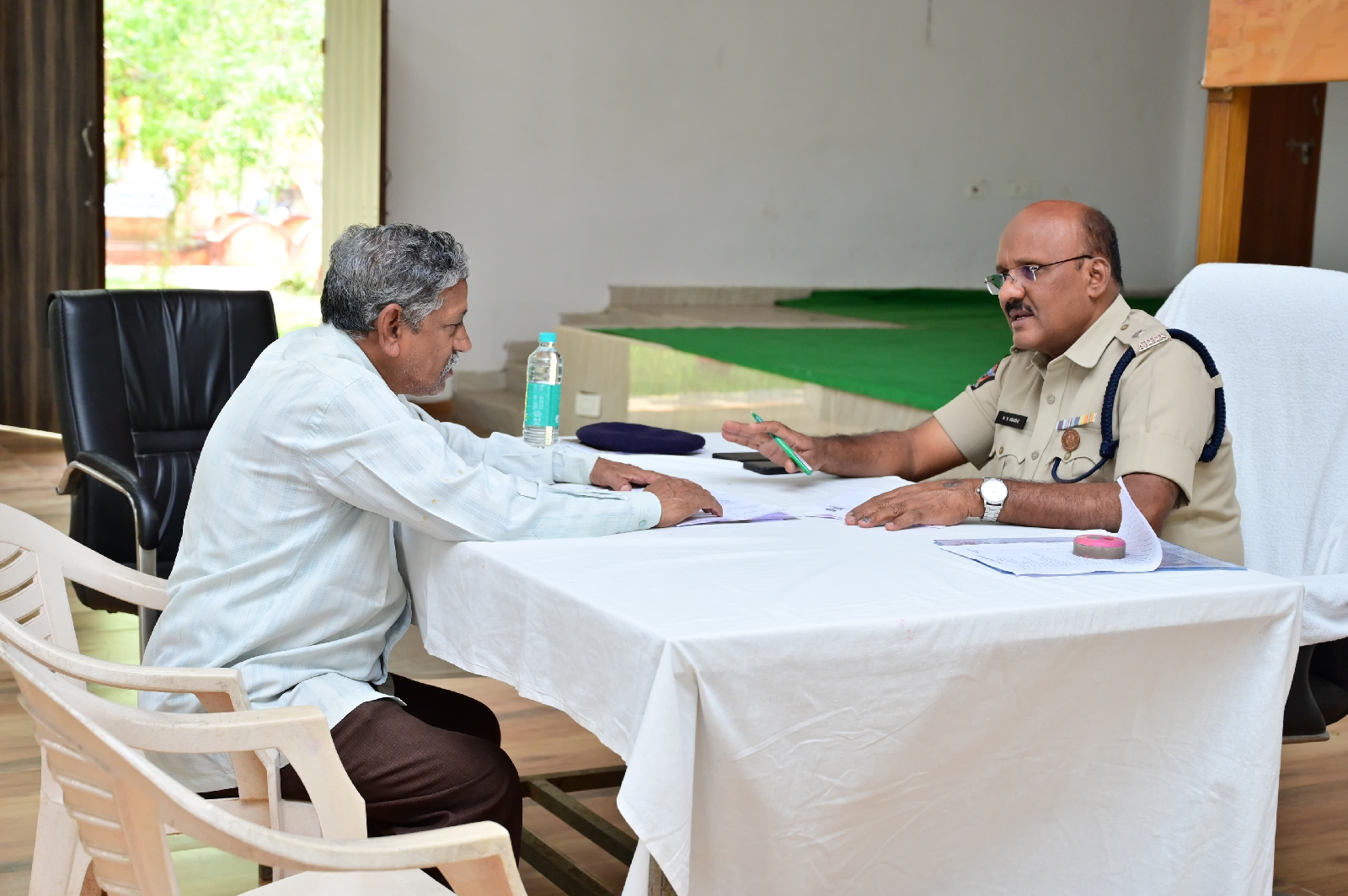 మీకోసం కార్యక్రమంలో ప్రజల వద్ద నుండి ఫిర్యాదులు స్వీకరించిన అడిషనల్ ఎస్పీ