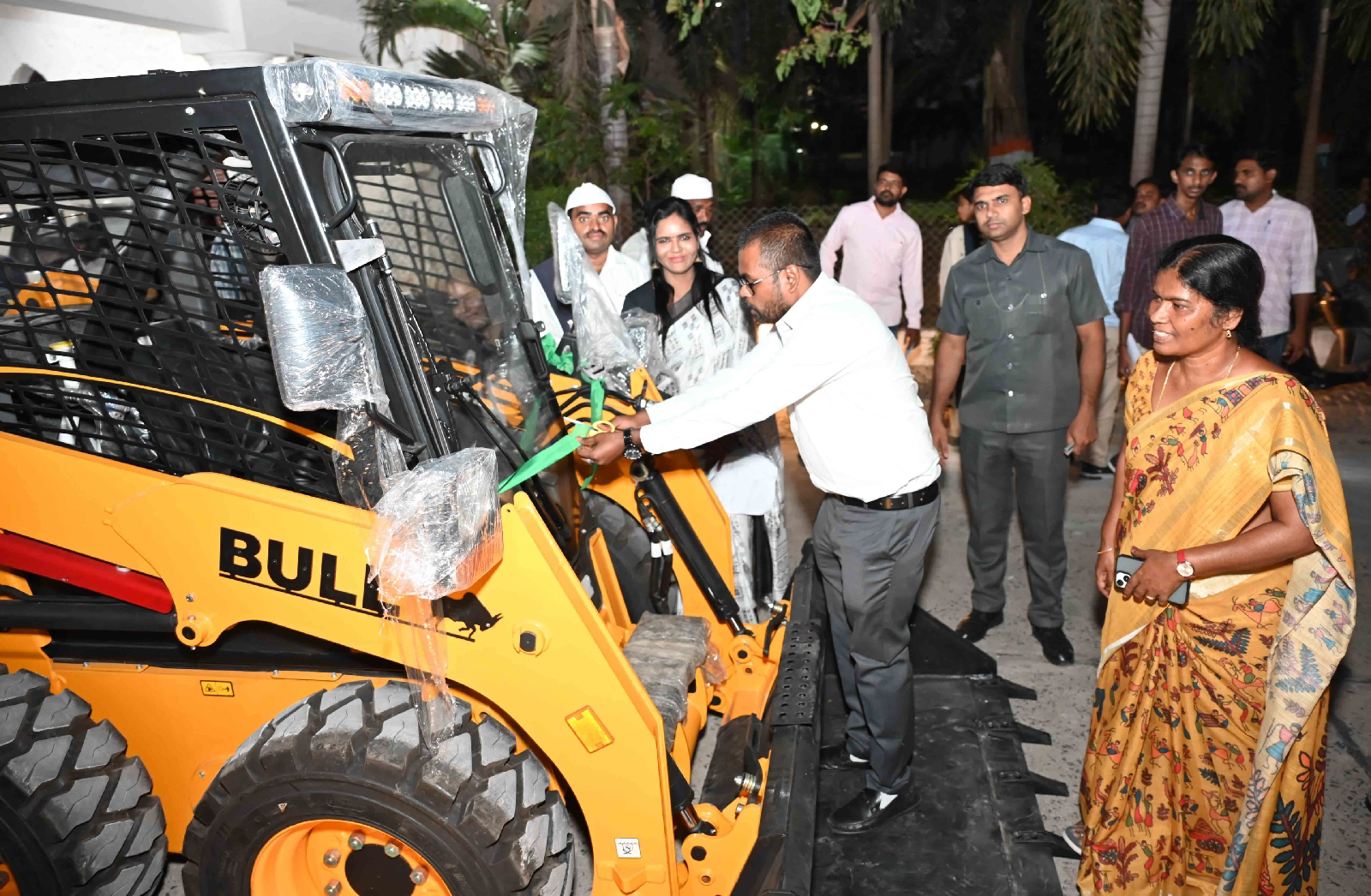 చల్లపల్లి పంచాయితీకి 31 లక్షల సిఎస్ఆర్ నిధులతో స్కిడ్ స్టీర్ లోడర్