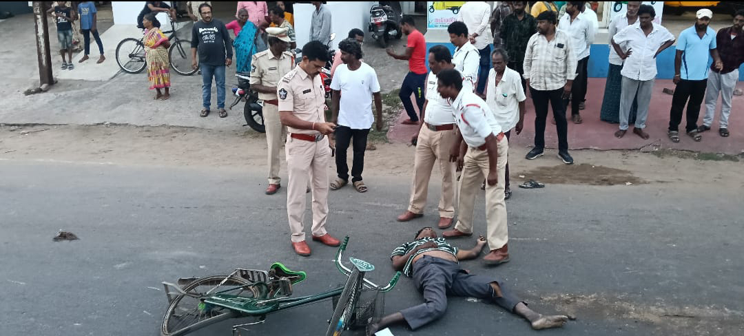 ట్రాక్టర్ ఢీ …. సైక్లిస్ట్ మృతి