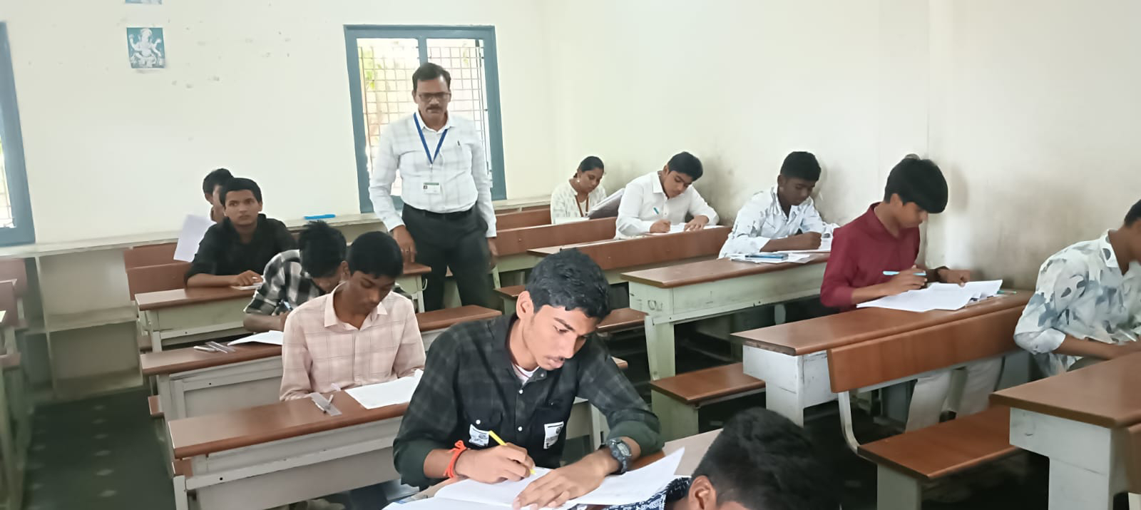 విద్యాశాఖ అధికారి ఎస్ఎస్సి పరీక్షా కేంద్రాల సందర్శన