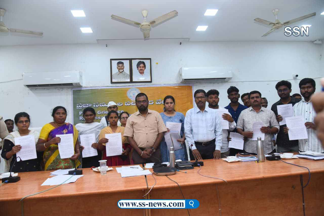 ఉద్యోగుల సంక్షేమం కోసం కృషి చేస్తున్నాం: జిల్లా కలెక్టర్ డీకే బాలాజీ