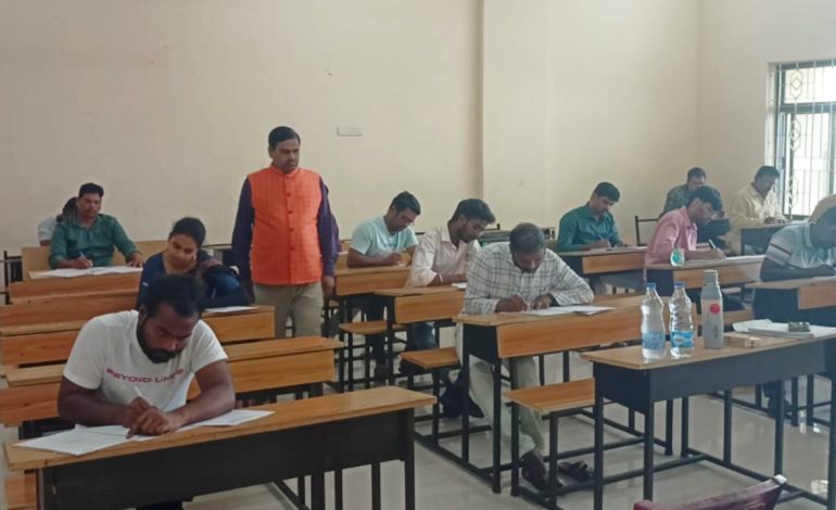 లా పరీక్షా కేంద్రంలో కృష్ణా యూనివర్సిటీ విసి తనిఖీ