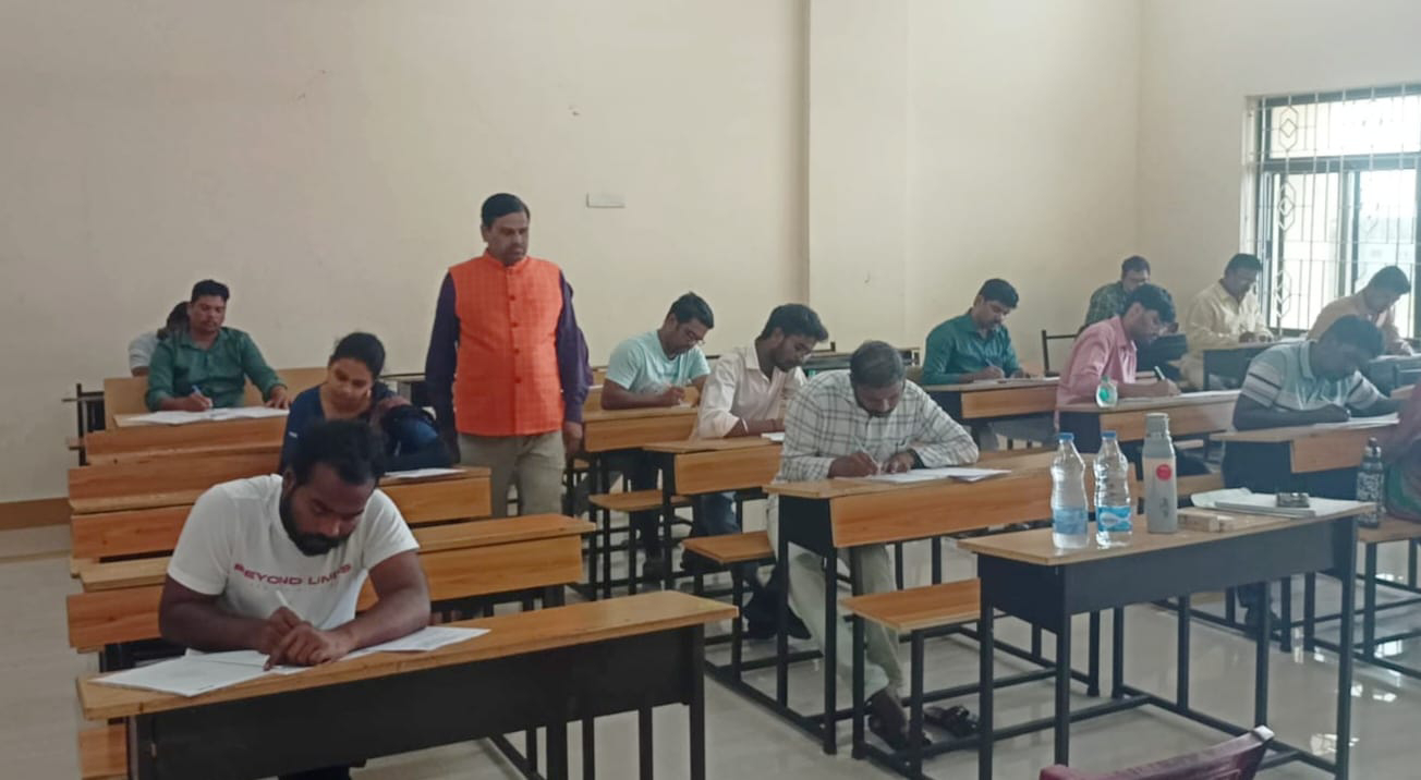 లా పరీక్షా కేంద్రంలో కృష్ణా యూనివర్సిటీ విసి తనిఖీ