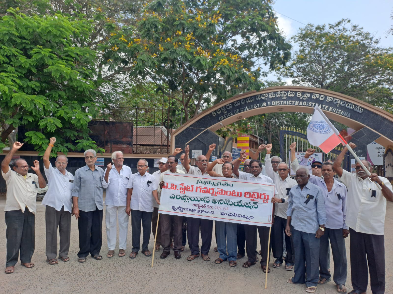 పెన్షనర్లను విభజించి పాలించడం అన్యాయం