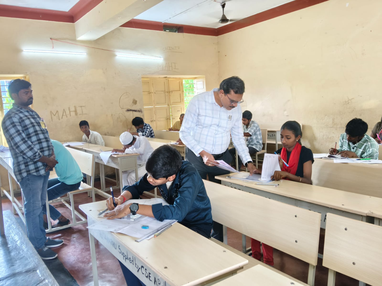 ఎస్ ఎస్ సి పరీక్షా కేంద్రాలను ఆకస్మిక తనిఖీ చేసిన డిఇఓ